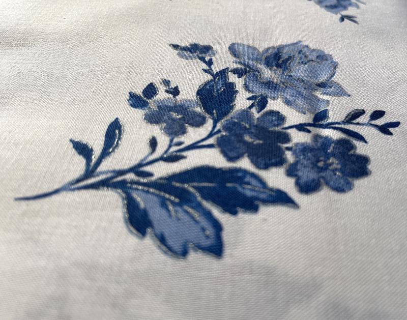 blaue Blüten mit silber auf weiß